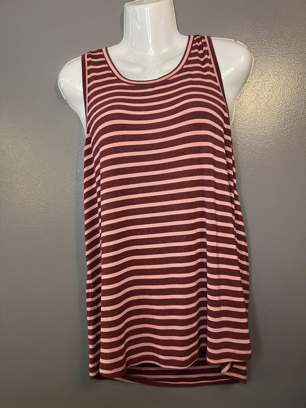 cabi Tank Top Womens Medium Burgundy Pink Striped Sleeveless Casual Style 8016